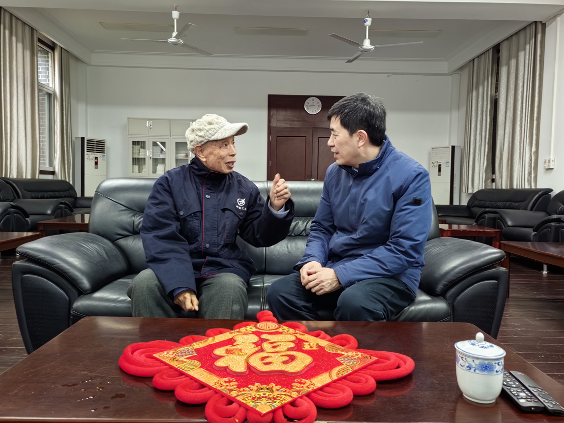 1706232108794907.jpg 2校黨委書記舒立春慰問離休干部_副本.jpg