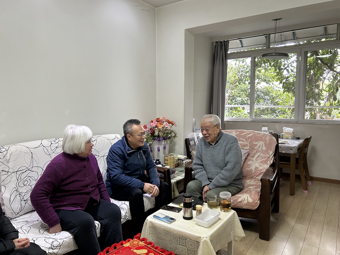 1706231986781736.jpg 8校黨委副書記馮業(yè)棟慰問高齡老專家白紹良_副本.jpg