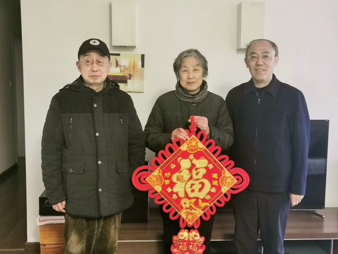 1706231975861488.jpg 9副校長鄧紹江慰問老同志_副本.jpg