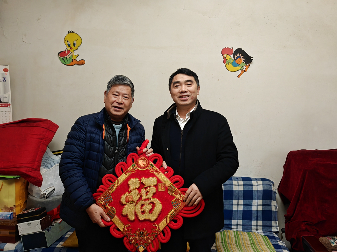 1706231967234041.jpg 10副校長盧義玉慰問老同志_副本.jpg