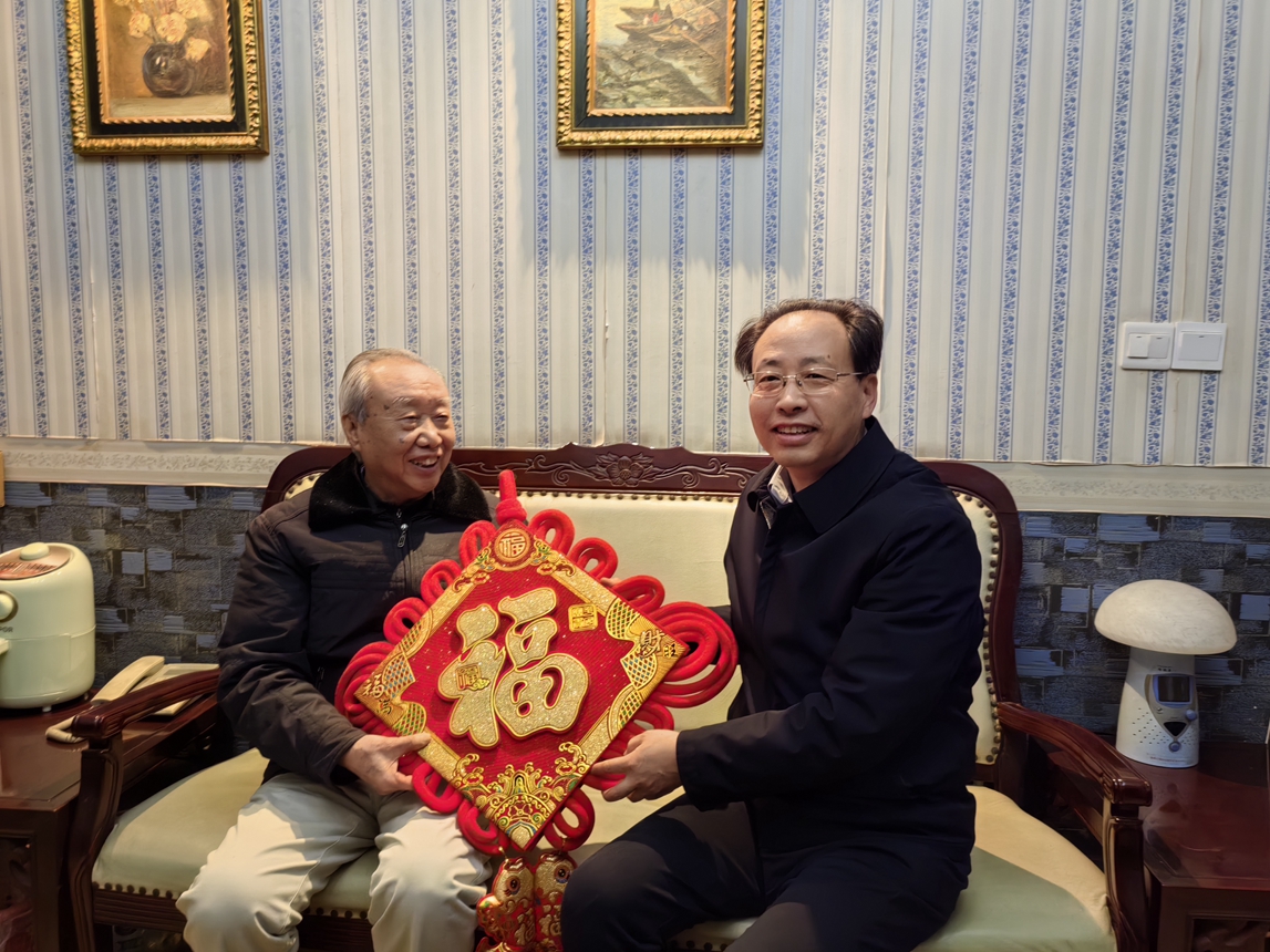 1706232098428590.jpg 3校長王樹新慰問老領(lǐng)導(dǎo)吳中福_副本.jpg