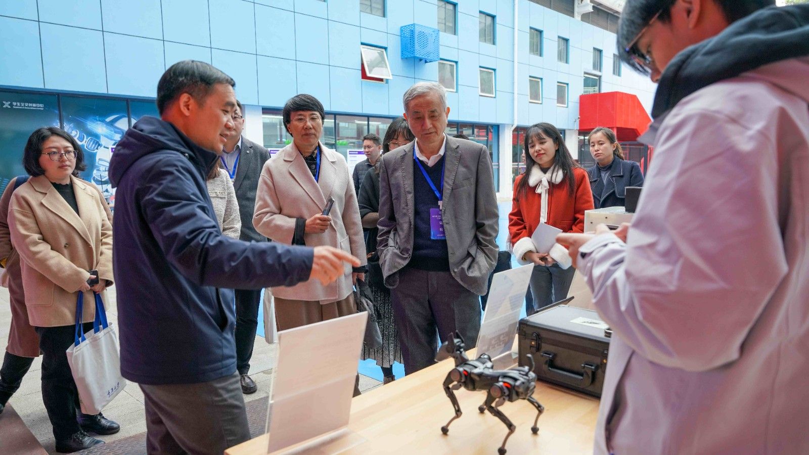 1732788018971445.jpg 交叉中心-學(xué)生.jpg