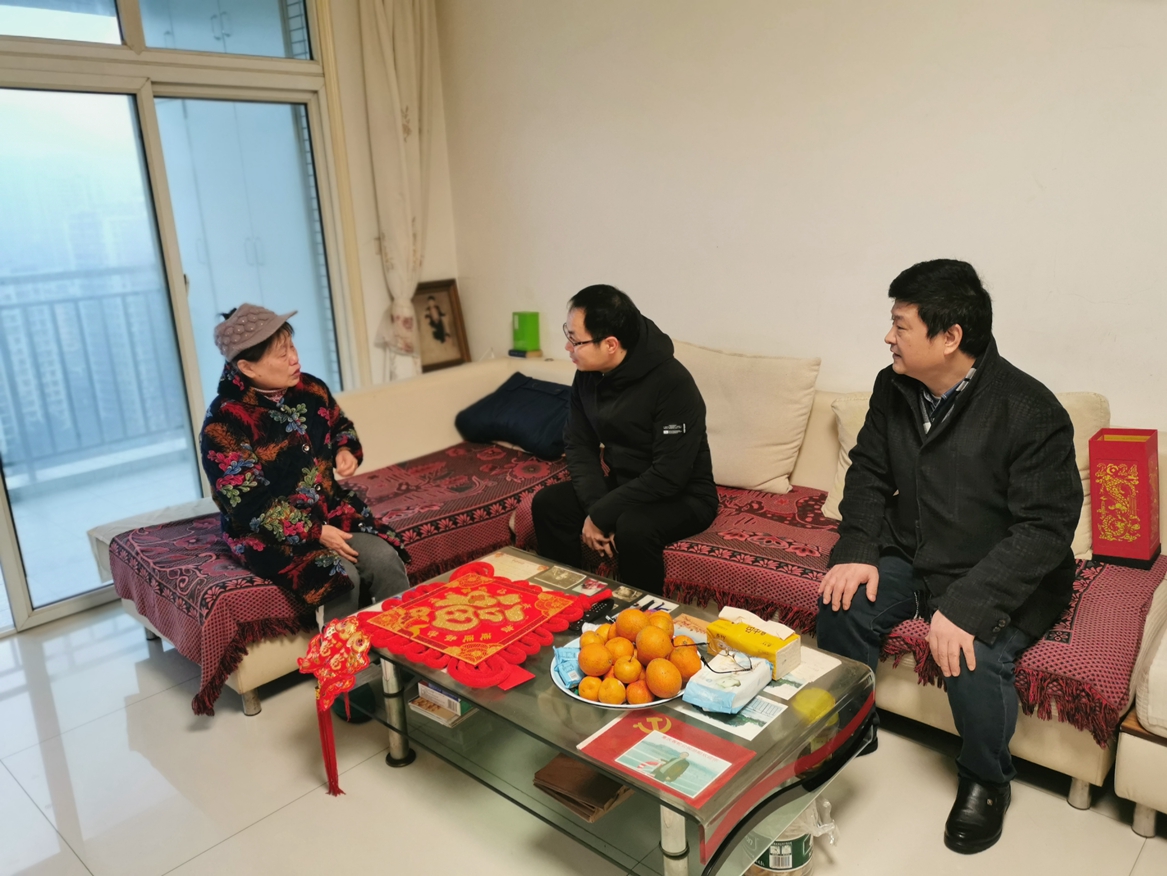 1706231959927688.jpg 11副校長李劍慰問困難老同志_副本.jpg