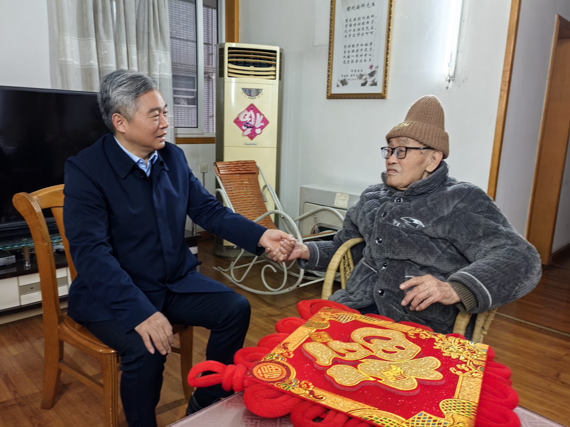 1706232075802386.jpg 5常務(wù)副校長、中國工程院院士劉漢龍慰問老領(lǐng)導(dǎo)劉南科_副本.jpg