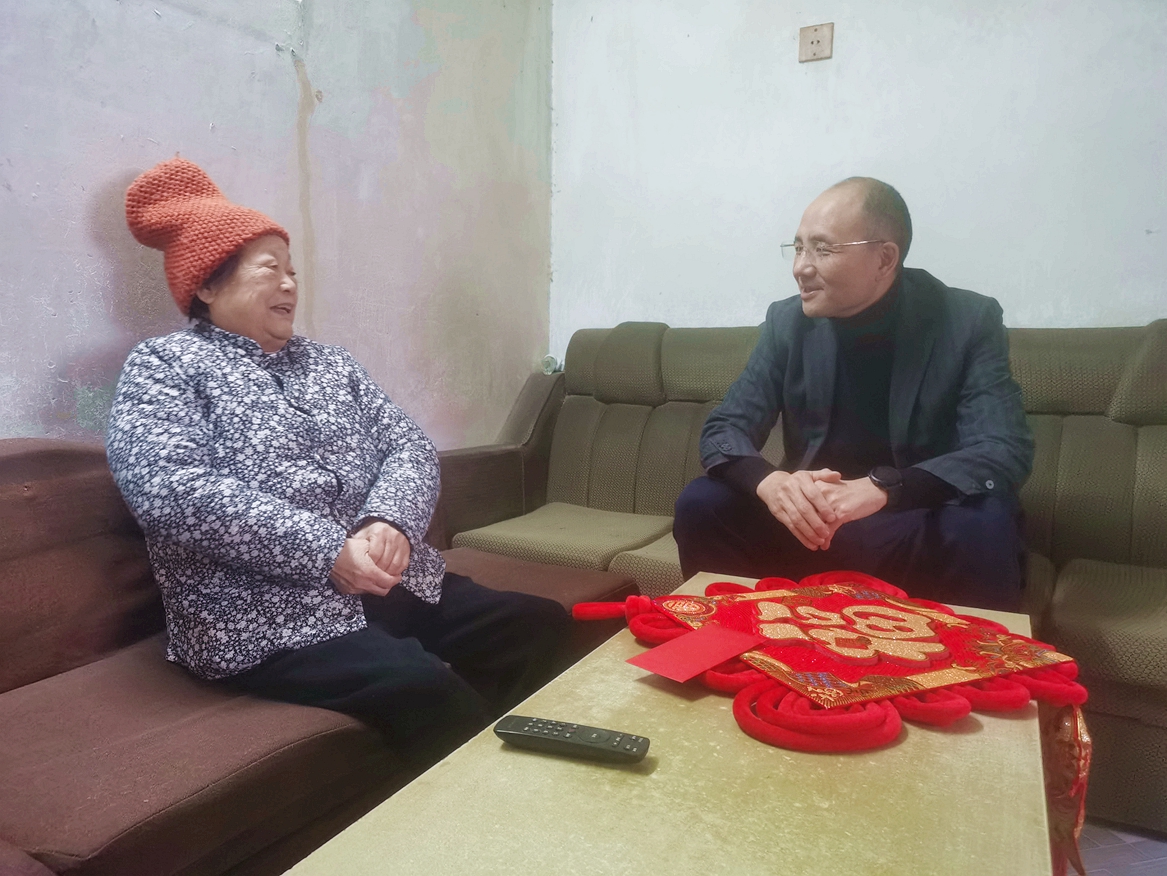 1706231950537203.jpg 12副校長劉貴文慰問困難老同志_副本.jpg