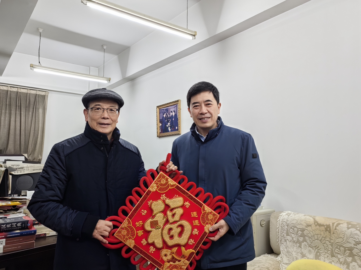 1706232140404476.jpg 1校黨委書記舒立春慰問老領(lǐng)導(dǎo)祝家麟_副本.jpg